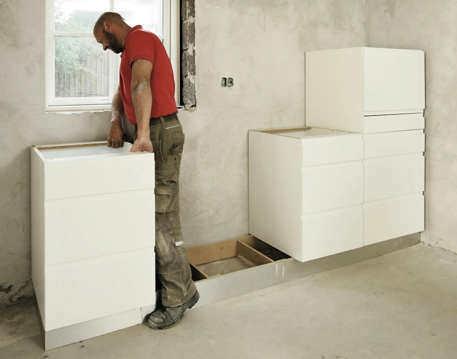 Der skal være luft mellem køkkenets sokkel og trægulvet, der skal lægges. Der skal være luft mellem køkkenets sokkel og trægulvet, der skal lægges.